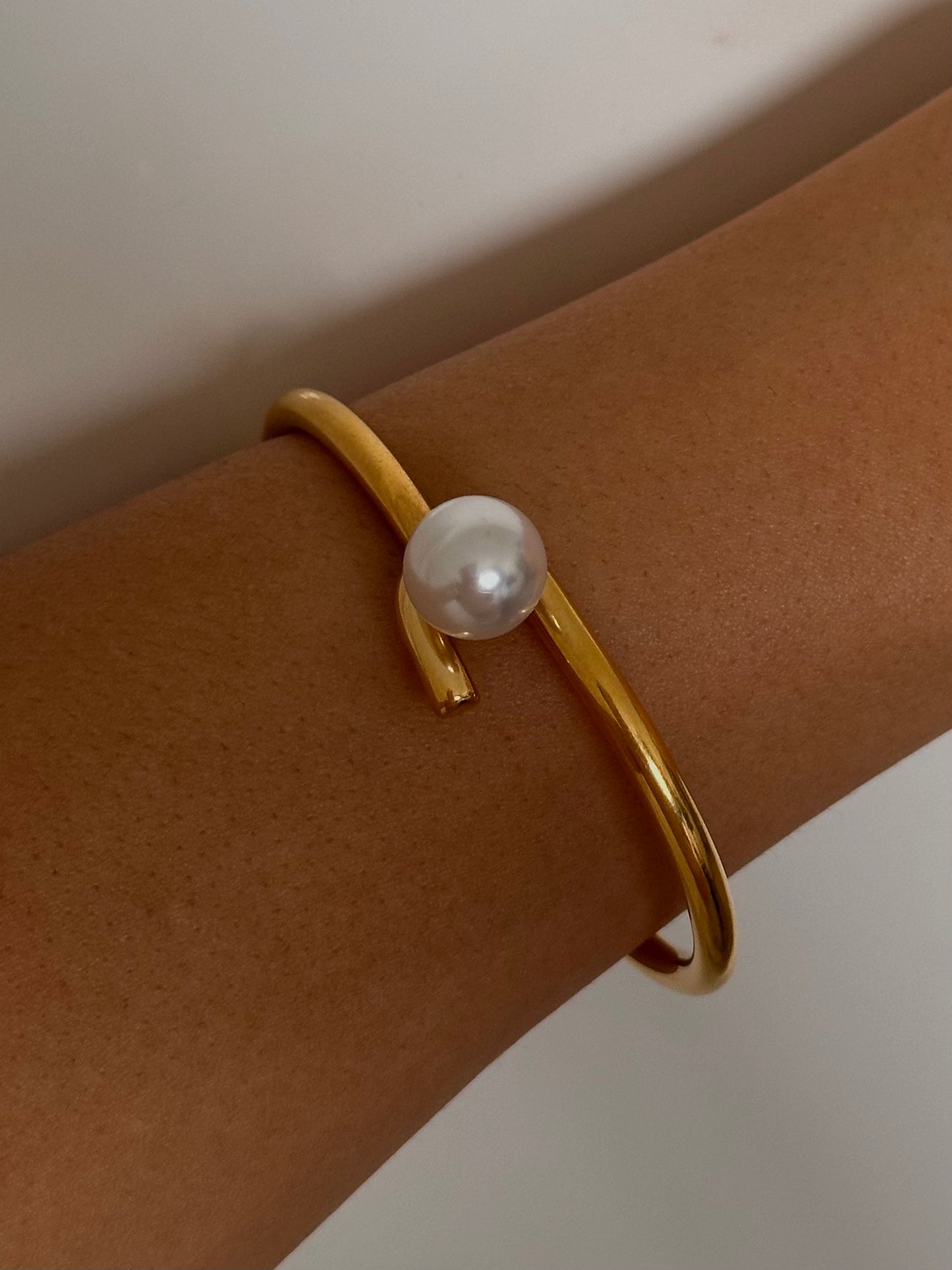 SIENNA PEARL KNOTTED BANGLE | 18K Gold
