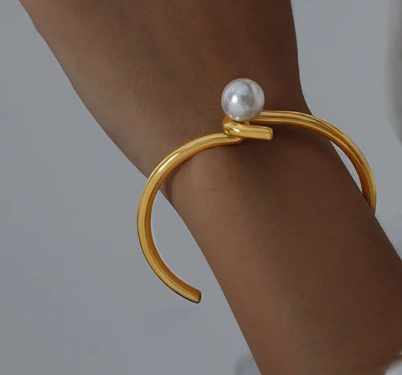 SIENNA PEARL KNOTTED BANGLE | 18K Gold